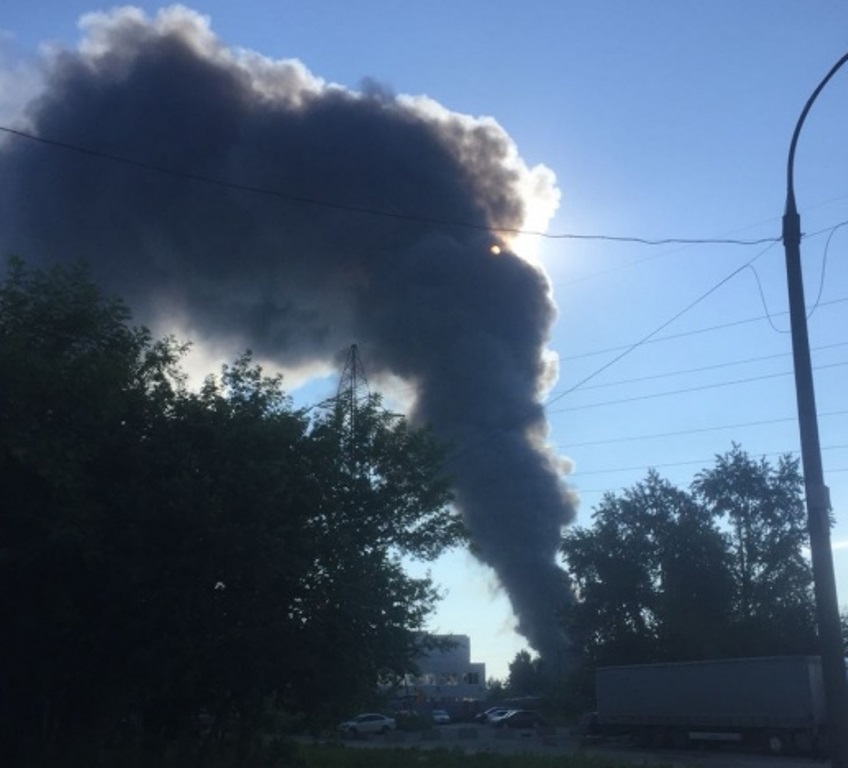 Крупный пожар в Екатеринбурге: горят склады на Совхозной