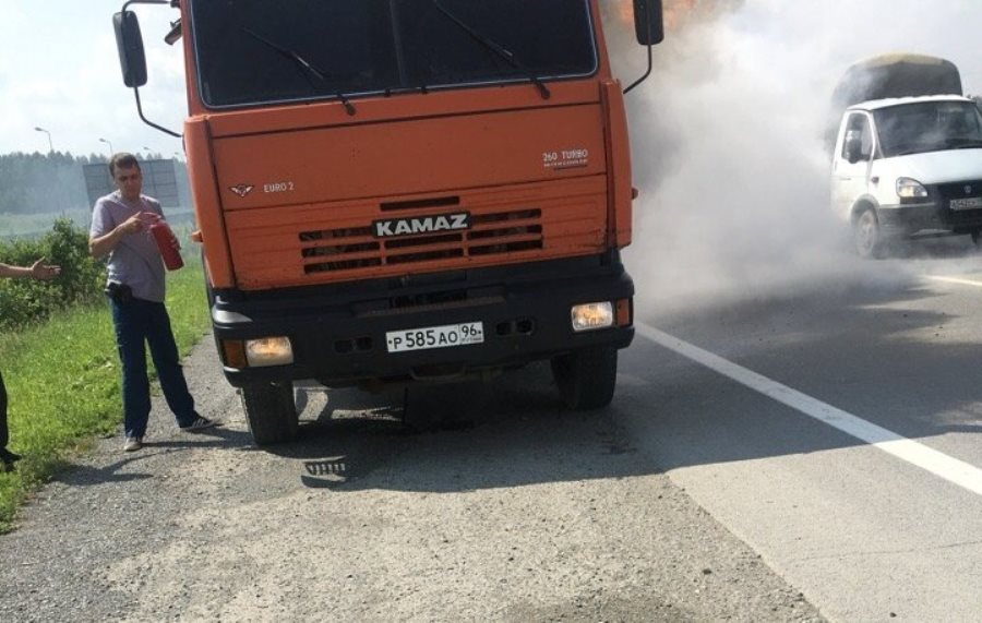 В Среднеуральске железнодорожный локомотив снёс КамАЗ, а на Московском тракте ещё один КамАЗ горит