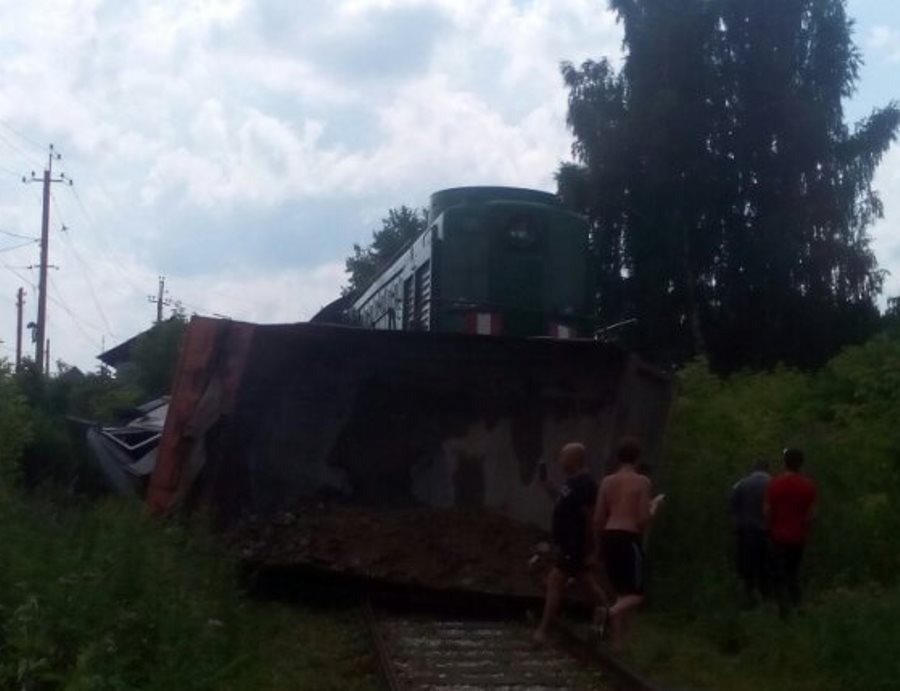 В Среднеуральске железнодорожный локомотив снёс КамАЗ, а на Московском тракте ещё один КамАЗ горит