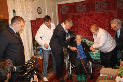 Свердловским ветеранам подарили инвалидные кресла