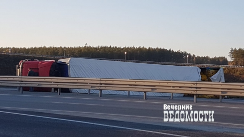 В Екатеринбурге на Московском тракте упавшая фура перекрыла движение в сторону Первоуральска