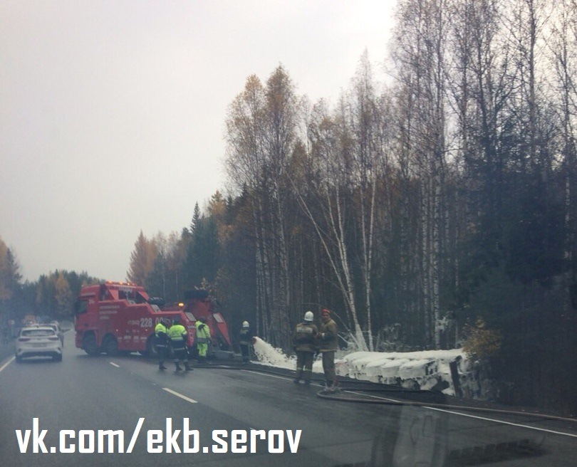 На Серовском тракте перевернулся бензовоз