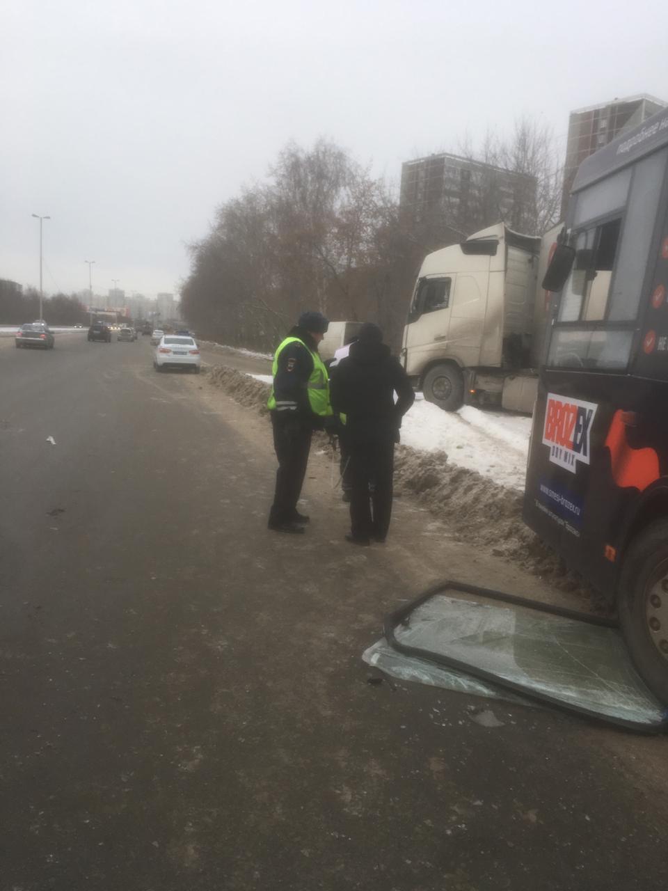 В ДТП с участием автобуса на дублёре Сибирского тракта пострадали 9 человек