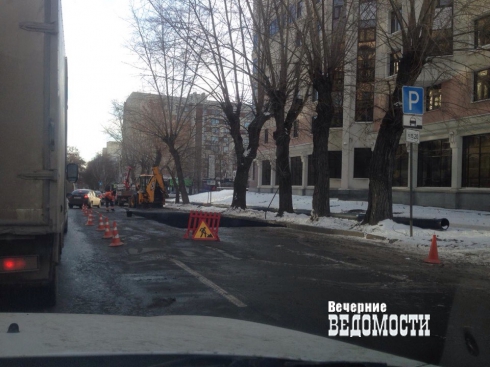 В Екатеринбурге асфальтируют улицы, несмотря на снегопады