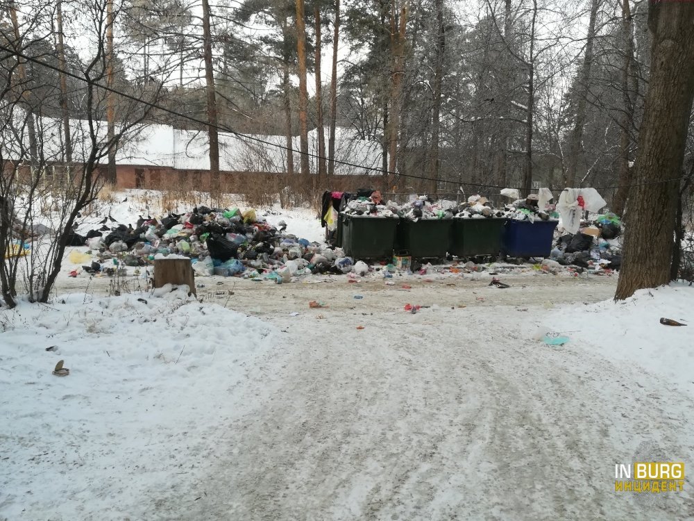 В Екатеринбурге территория 19-го военного городка превратилась в большую мусорную свалку