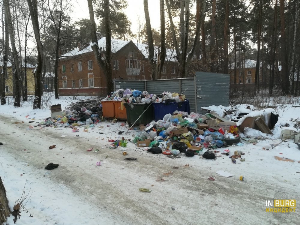 В Екатеринбурге территория 19-го военного городка превратилась в большую мусорную свалку