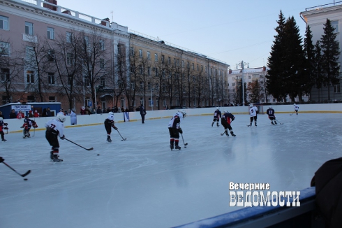 На центральной площади Кургана открыли каток по просьбе горожан. Потапов: «Мы ждем от вас новых инициатив»