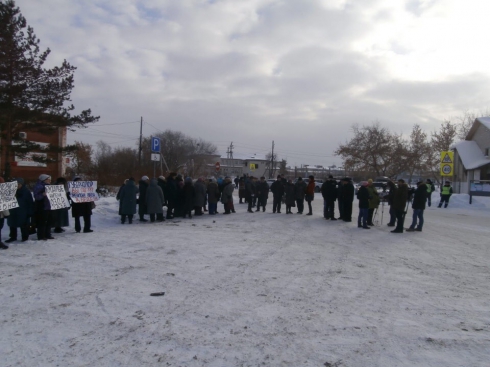 В свердловском поселке жители потребовали отставки главы и наказания для коммунальщиков