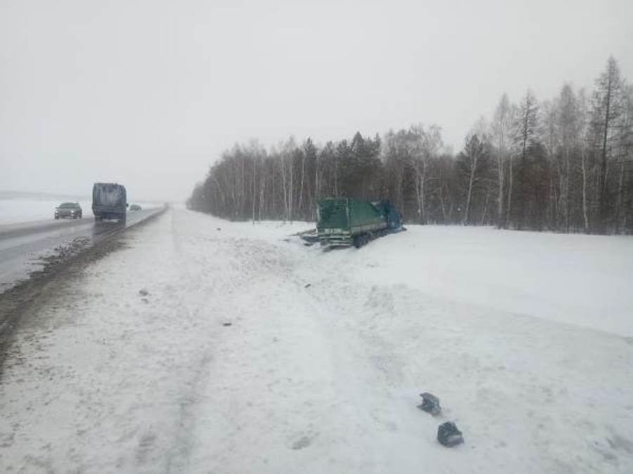 Сотрудники свердловской Госавтоинспекции проводят проверку по факту ДТП с гибелью человека