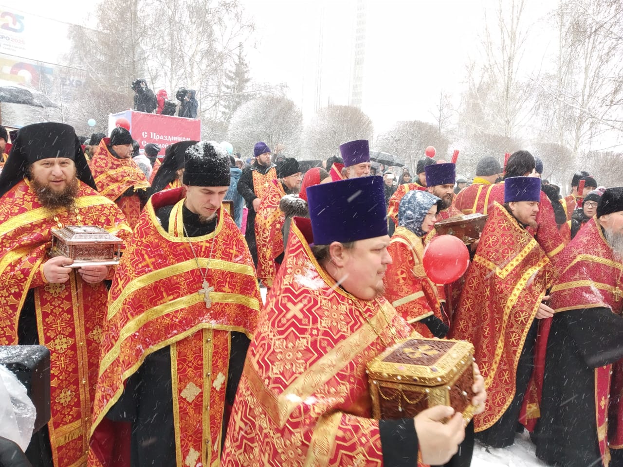 20 тысяч человек прошли пасхальным крестным ходом в Екатеринбурге