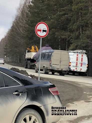 Около Белоярского водохранилища инспекторы ГИБДД отправили на  штрафстоянку спасательный катер МЧС