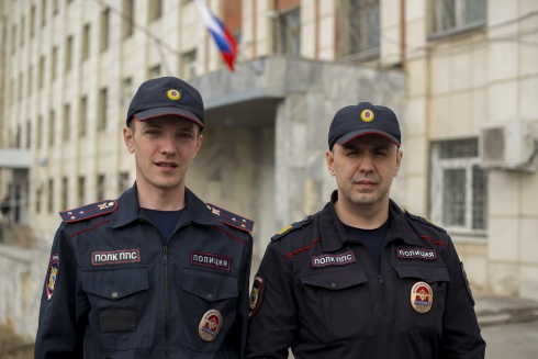 Стояла и плакала: в Екатеринбурге полицейские сняли с крыши девочку