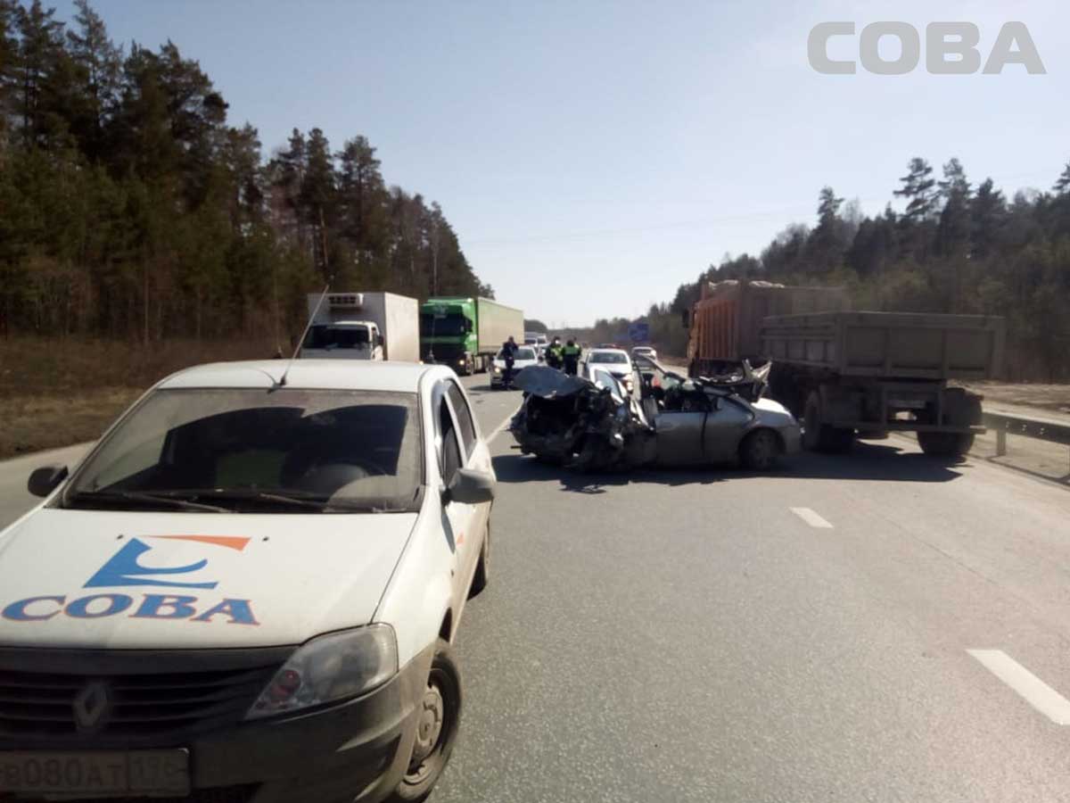 В Екатеринбурге мусоровоз на полной скорости влетел в легковушку