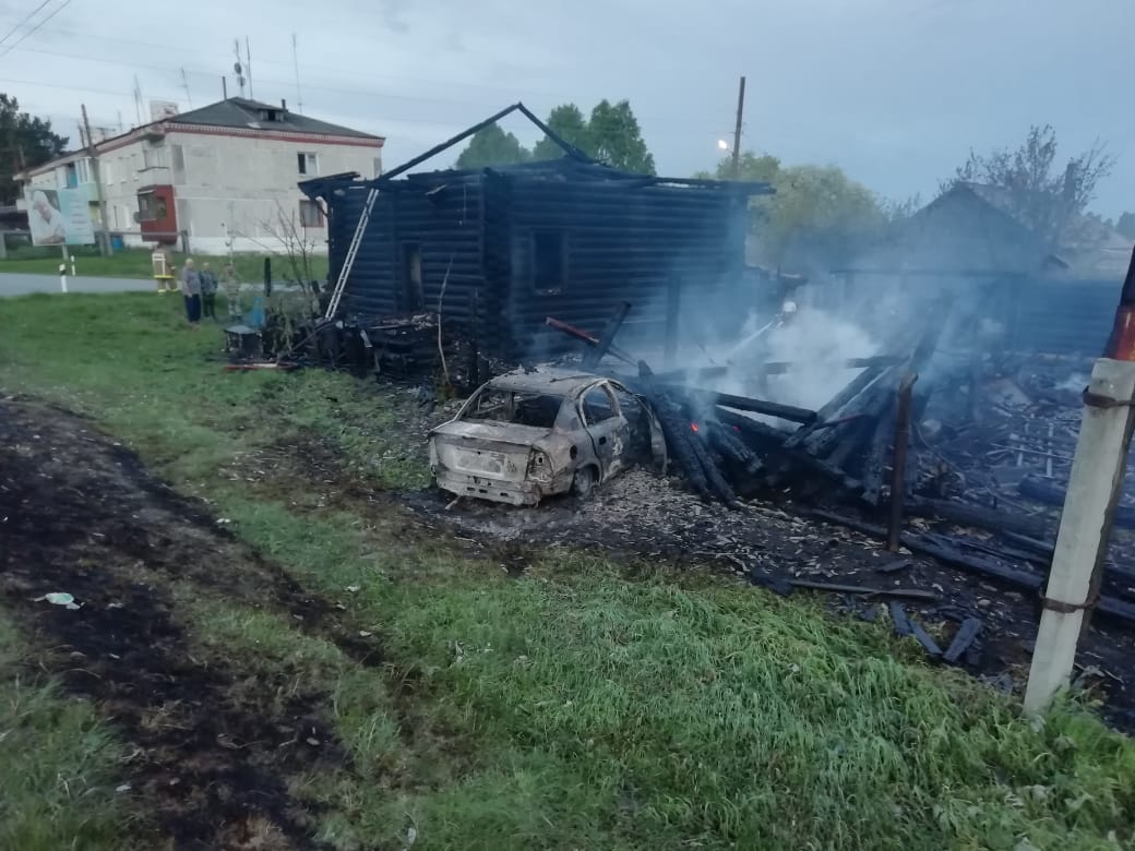 В селе Бутка женщина-водитель устроила ДТП, врезавшись в хозяйственные постройки жилого дома