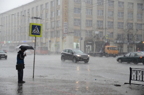 В Екатеринбурге прошла первая гроза с ливнем и градом (ФОТО)