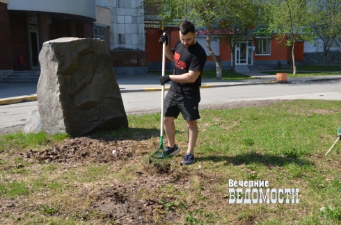 В Екатеринбурге прошел «консульский» субботник в сквере, названном в честь армянского композитора