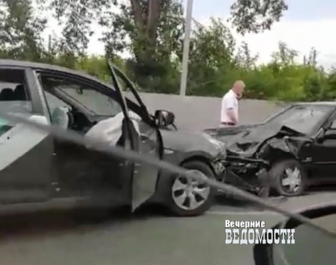 На Шарташе лоб в лоб столкнулись две иномарки