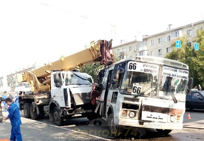 Жуткое ДТП в Челябинске: автокран протаранил три маршрутных автобуса. Есть жертвы Жуткое ДТП в Челябинске: автокран протаранил три маршрутных автобуса. Есть жертвы