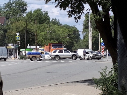 В Екатеринбурге на Уралмаше столкнулись ВАЗ и внедорожник