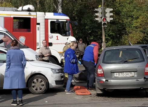 Движение приостановлено: на Пионерке в Екатеринбурге произошло ДТП