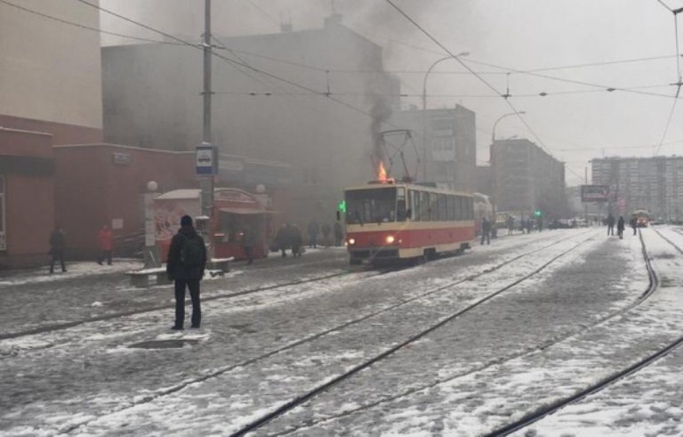 В Екатеринбурге на ЖБИ загорелся трамвай