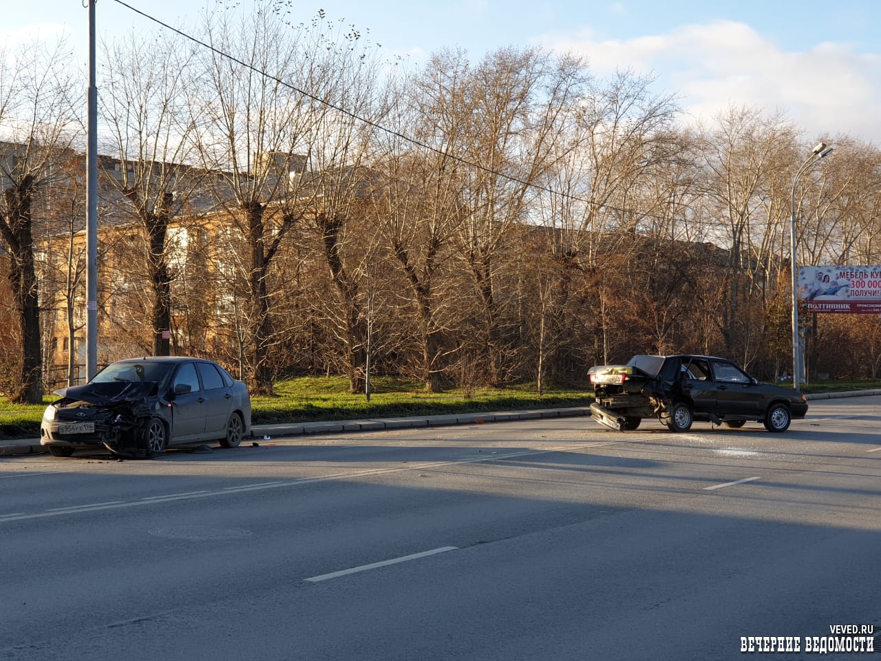 В Екатеринбурге на Восточной расхлестались две легковушки