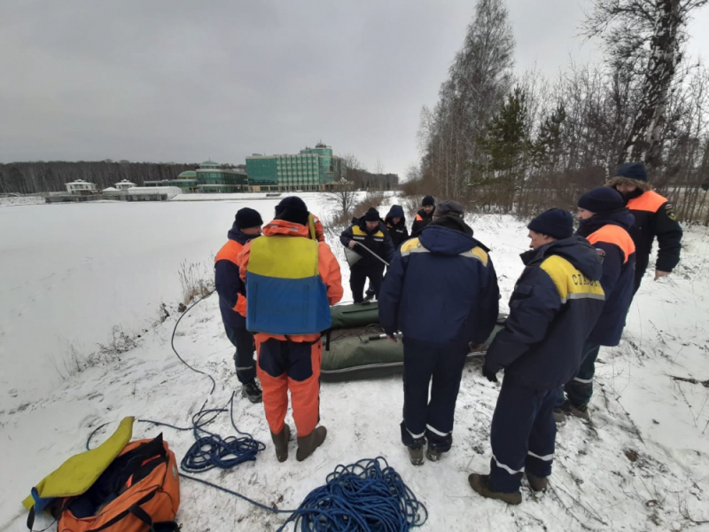 В Екатеринбурге рыбак провалился под лед