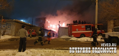 На перекрестке Радищева – Гурзуфская в Екатеринбурге горит трехэтажное здание