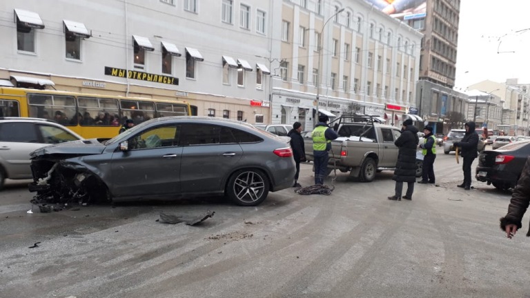 В центре Екатеринбурга произошло массовое ДТП