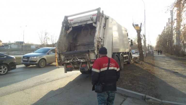 В Екатеринбурге мусоровоз насмерть сбил дедушку