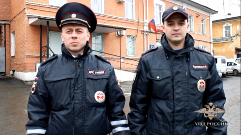 В Алапаевске трое полицейских спасли жизнь местной жительнице, сорвавшейся с моста