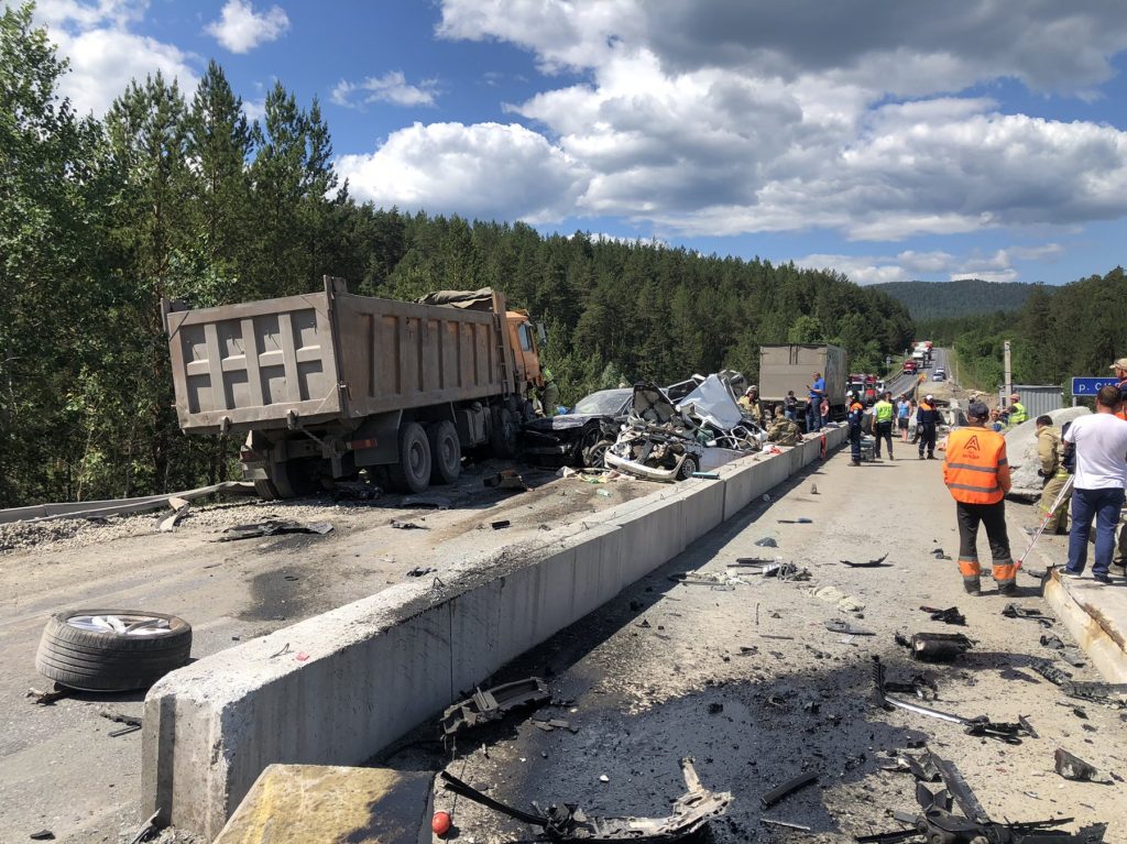 Жуткое ДТП на трассе М5 у Юрюзани в Челябинской области. Двое погибших, семь раненых