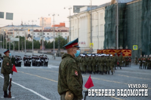 В Екатеринбурге прошла заключительная ночная репетиция Парада Победы