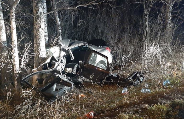 На Полевском тракте женщина-водитель врезалась в дерево и погибла