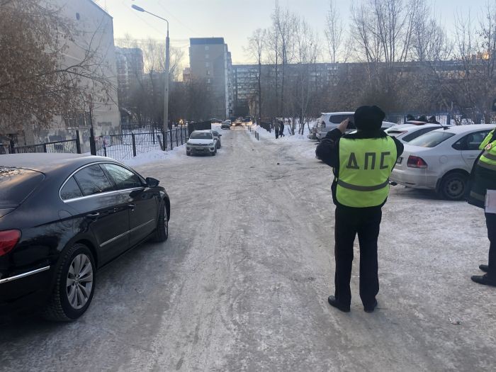В одном из дворов Екатеринбурга автомобиль сбил ребенка
