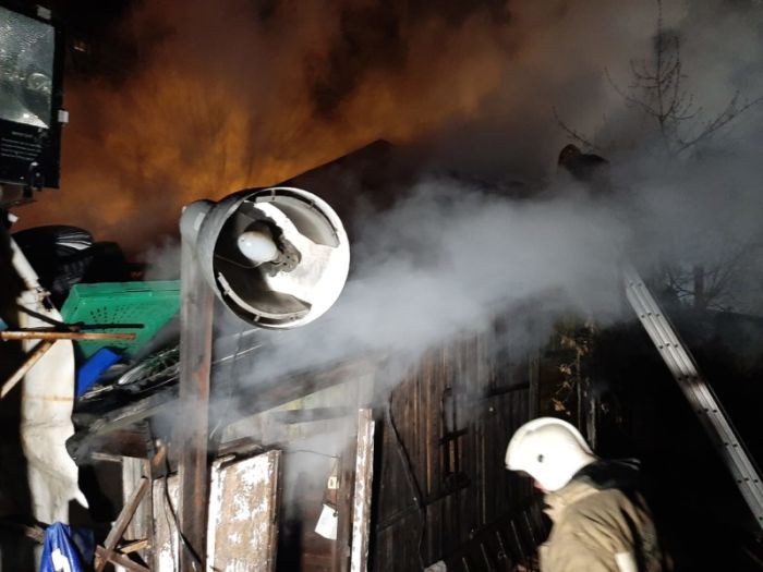 Ночью в Екатеринбурге сгорела шиномонтажная