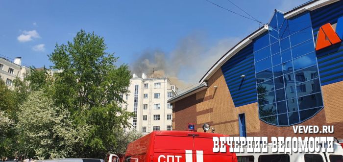 В Екатеринбурге загорелась крыша многоквартирного жилого дома