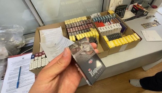 В двух магазинах Екатеринбурга обнаружили свыше 3000 пачек нелегальных сигарет