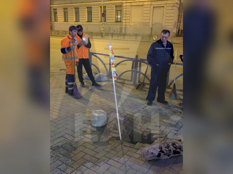 На улице Малышева в Екатеринбурге провалился тротуар