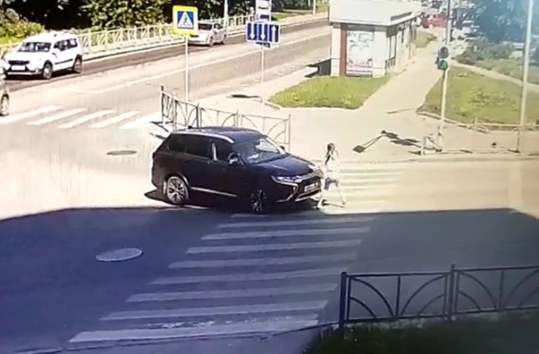 В Екатеринбурге иномарка сбила девушку на пешеходном переходе