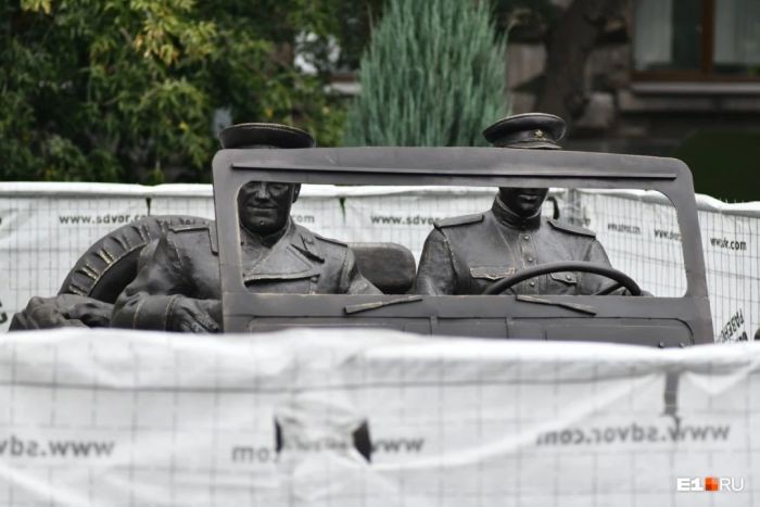 Перед штабом ЦВО в Екатеринбурге устанавливают новый памятник Жукову