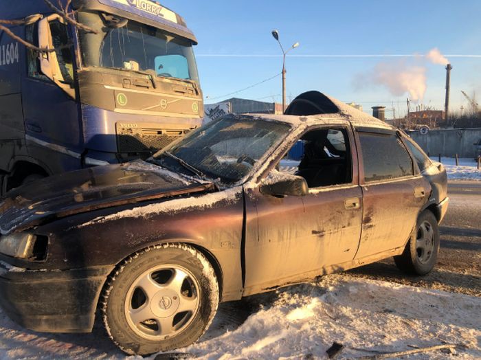 В столкновении легковушки с грузовиком в Екатеринбурге погибла женщина
