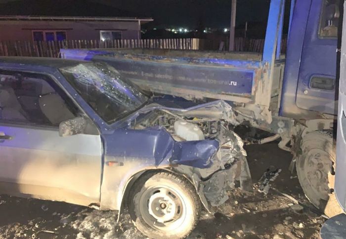 В Екатеринбурге в столкновении грузовика с легковушкой пострадали два человека