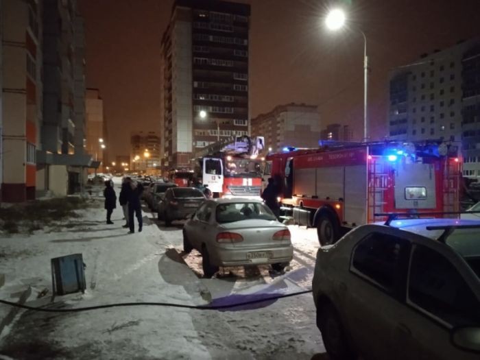 Ночью пожарные спасли из горящей многоэтажки в Нижнем Тагиле 63 человека
