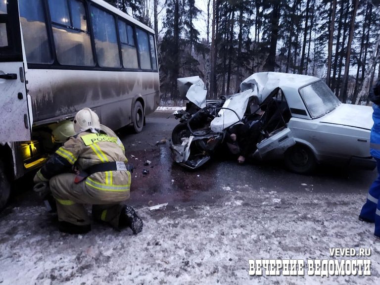 Под Нижним Тагилом водитель легковушки погиб после столкновения с автобусом
