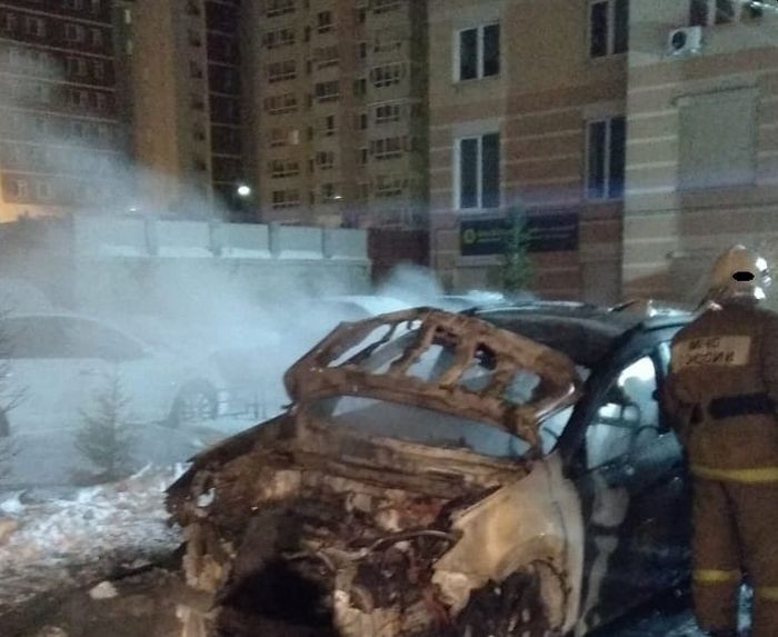 Ночью в Екатеринбурге и Нижнем Тагиле сгорели автомобили