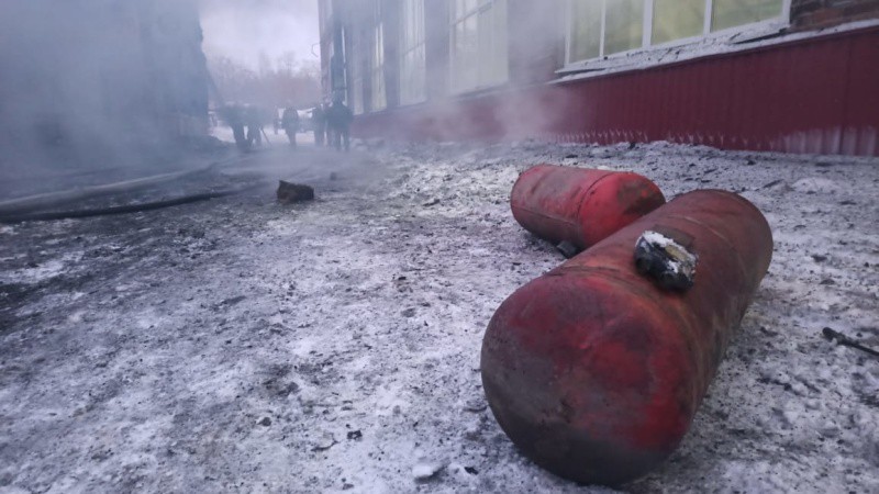 В автосервисе в Екатеринбурге разгорелся крупный пожар