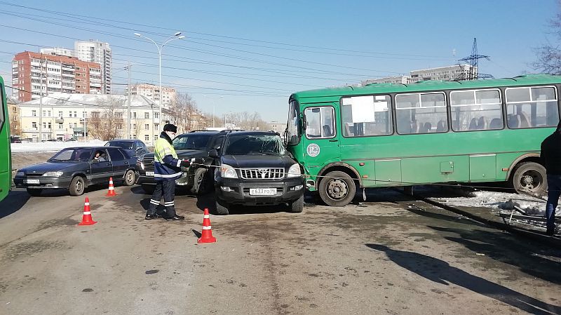 В ДТП с участием автобуса в Екатеринбурге пострадали два человека