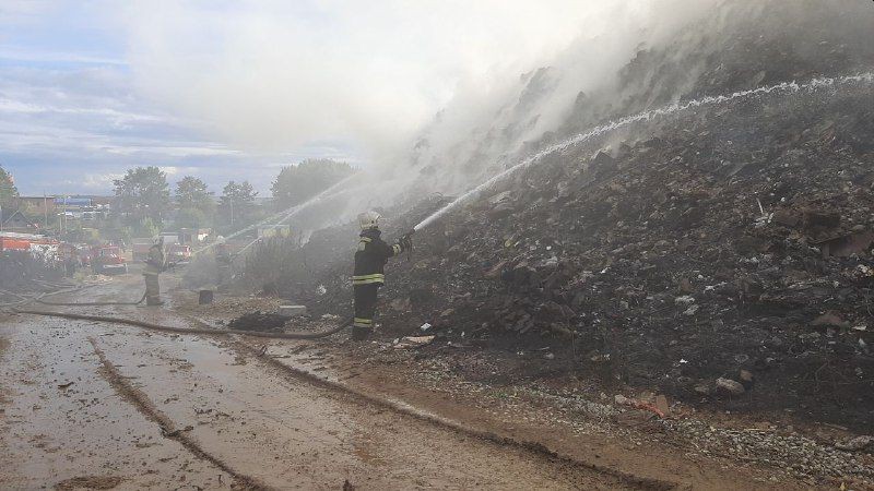 Огнеборцы потушили пожар на свалке в Березовском