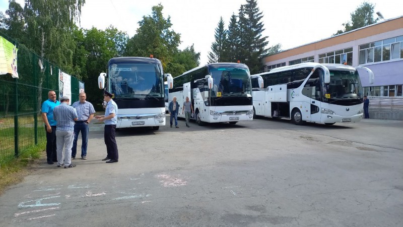 Сотрудники ГИБДД в Екатеринбурге проверили перевозящие детей автобусы